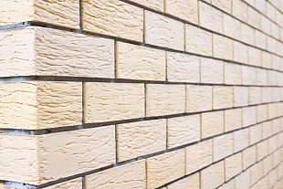 Кирпич лицевой пустотелый полуторный Слоновая Кость Рустик 0.9 НФ